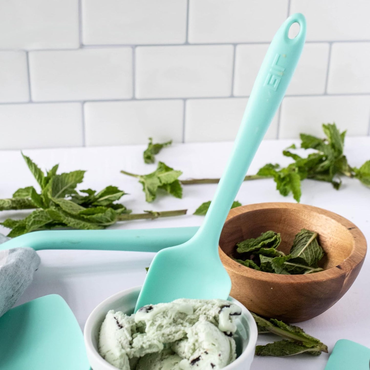 GIR: Get It Right Silicone Spatula Spoonula - 11-Inch Black - Heat-Resistant to 425°F & Flexible Edge for Scraping & Scooping - Dishwasher Safe & Nonstick Cookware Friendly