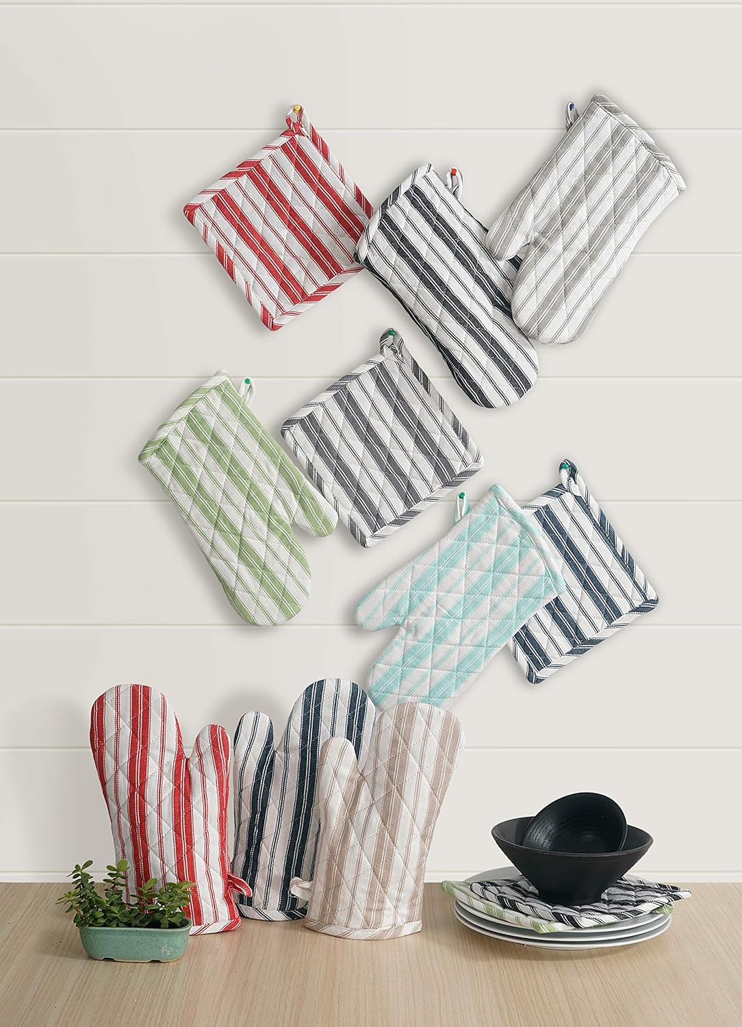 Oven Mitt & Potholder Set - Durable Heat Resistant Gloves - Thick Mittens for Kitchen - Suitable for Cooking, Baking, Grilling – BBQ - 1 Oven Mitts & 1 Potholders – Light Blue Stripes - Casa De Lan