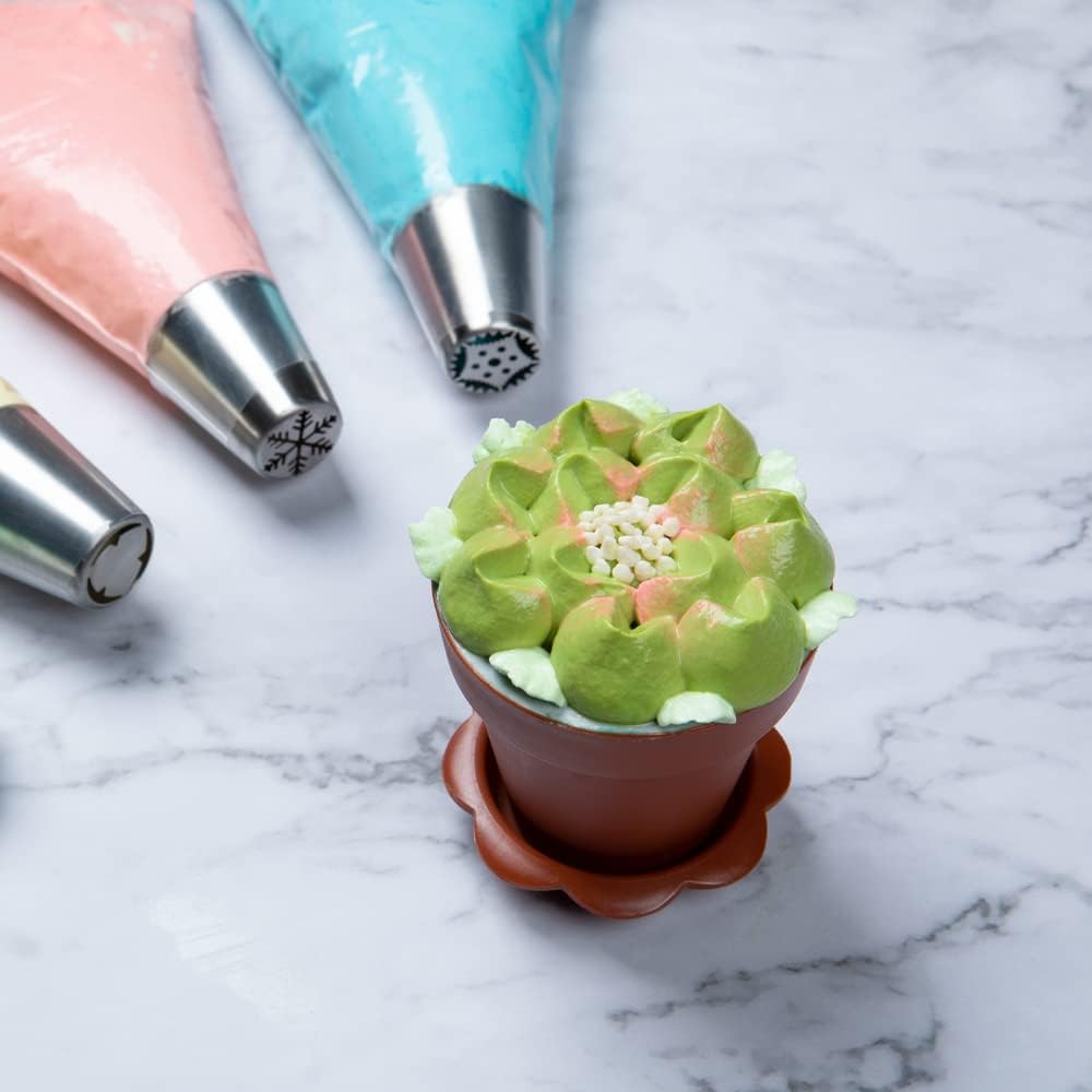 Restaurantware-Russian Piping Tip, 1 Petal Cake Decor Piping Tip - #39, Corrosion-Resistant, Stainless Steel Decorating Tip For Frosting, Dishwashable, Decorate Cupcakes, Cakes, or Cookies