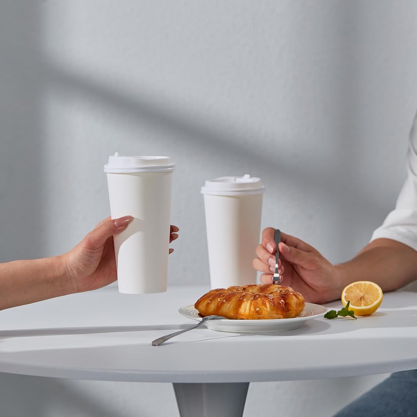 JOLLY PARTY [100 Pack] 20 oz Paper Coffee Cups, Disposable Paper Coffee Cup with Lids, Hot/Cold Beverage Drinking Cup for Water, Juice or Tea, Suitable for Home, Shops and Cafes