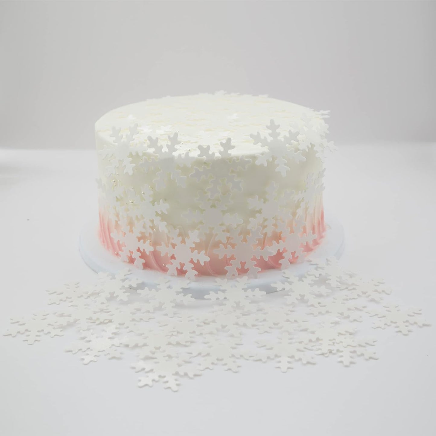 Gyufise 50Pcs White Edible Cupcake Toppers Snowflakes Cake Decoration for Christmas Winter Frozen Birthday Party Supplies