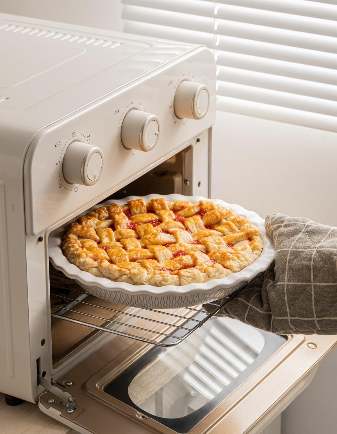 Ceramic Pie Dish for Baking, 9 inch Porcelain Pie Pan, Fluted Pie Plate for Apple, Quiche, Pot Pies, Tart, Modern Farmhouse Bakeware, Vanilla White