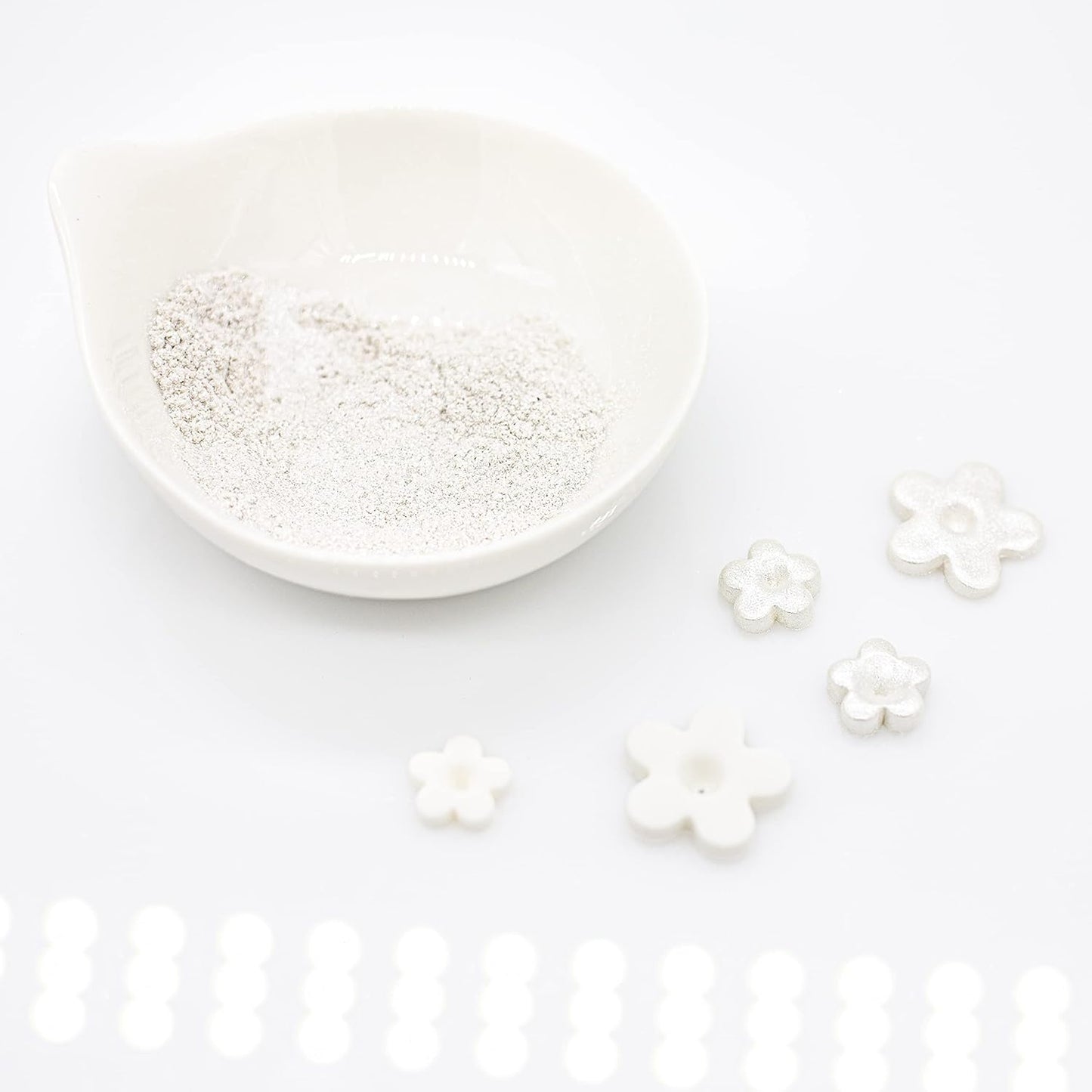 Bakerpan Pearl Luster Dust Edible, White Edible Glitter for Cocktails, 4 Grams Edible Glitter for Cake Decorating, Cookies, Chocolates and Candies, Drinks (Made in USA)