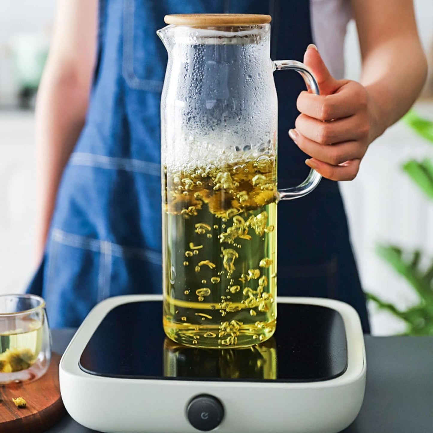 hjn Glass Water Pitcher with Lid Glass Carafe with Handle, Fridge Water Jug for Cold or Hot Beverages, Iced Tea, Milk, Juice 1500ml/51oz & bamboo lid