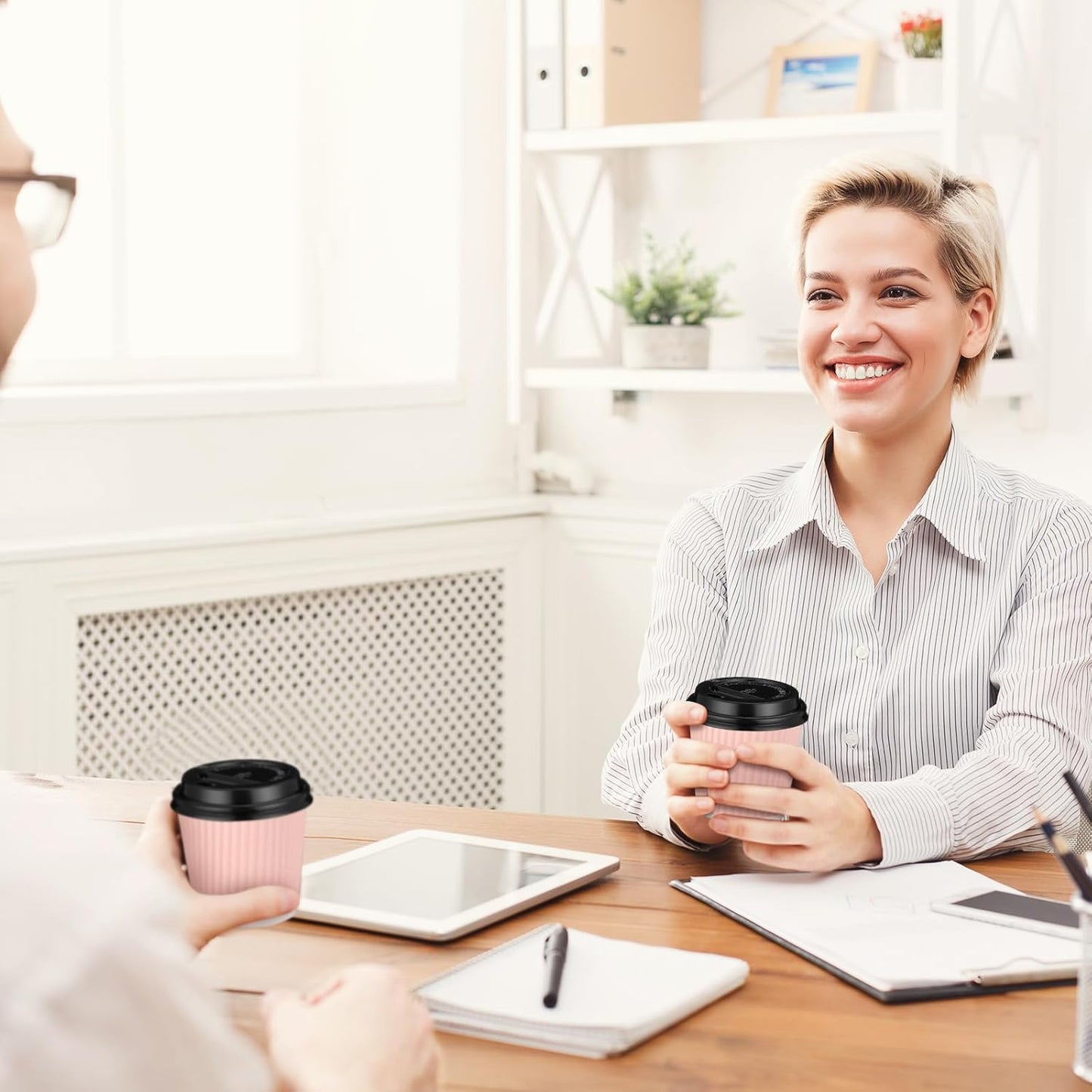 Uiifan 100 Set 4oz Disposable Espresso Cups with Lids Ripple Corrugated Paper Disposable Coffee Insulated Hot Ripple Cups for hot Chocolate, Tea, and Cocoa Drinks(Pink)