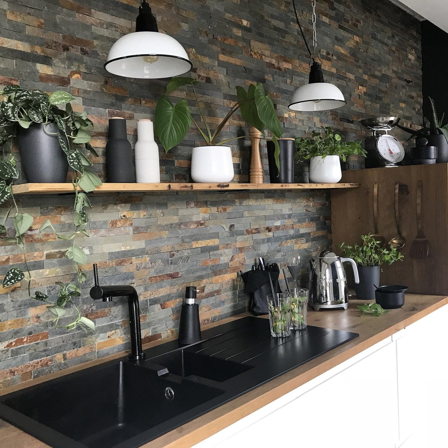 SMEG 50's Retro Style Electric Water Kettle with Automatic Shutoff, Removable Base, and Water Indicator, KLF03SSUS, Polished Stainless Steel