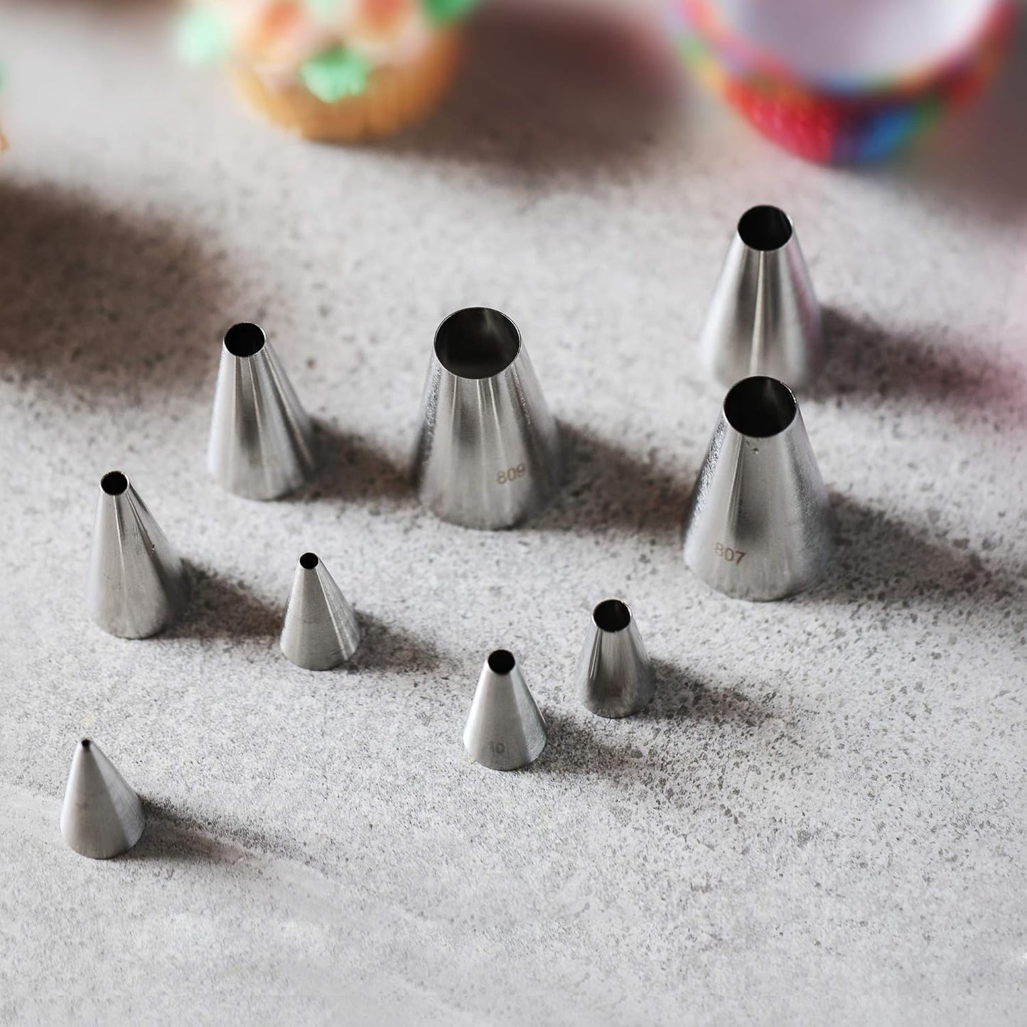 Round Piping Tip Set – 9 Stainless Steel Pastry Tips in Graduated Sizes with 20 Disposable Decorating Bags for Cupcakes, Cakes, Cookies, and Frosting Design