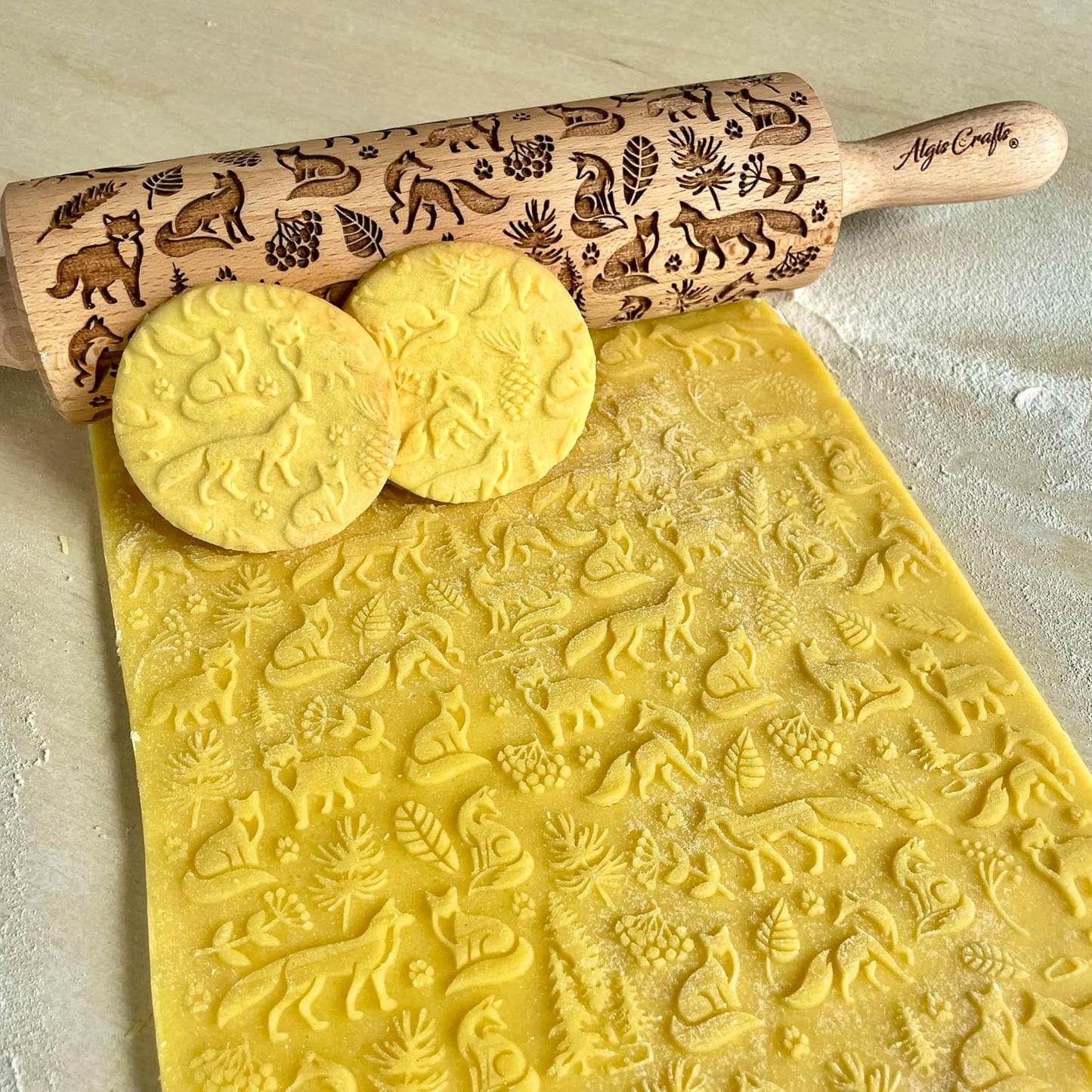 FOX Embossing Rolling Pin – Laser Engraved Dough Roller with a woodland fox and forest pattern. Perfect for cookies, pottery, and a thoughtful gift. By Algis Crafts.
